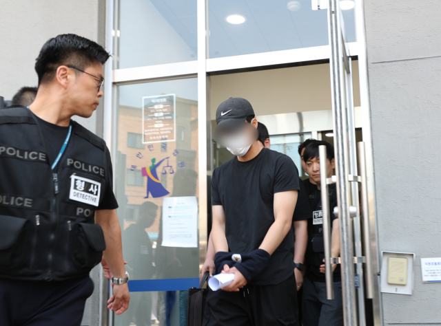 육군 12사단 훈련병 사망사건과 관련해 규정을 위반한 군기훈련(얼차려)을 실시한 혐의로 부중대장(중위)이 21일 오전 강원 춘천지방법원에서 열린 구속 전 피의자 심문(영장실질심사)을 마치고 법원을 나오고 있다. 연합뉴스