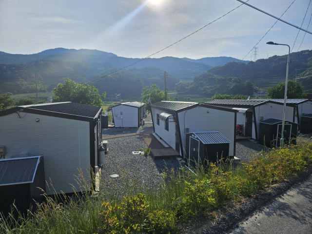 지난 11일 찾은 경북 예천군 효자면 명봉리 수해 지역. 알 수 없는 천 조각이 뒤섞인 나뭇더미가 수해 당시 상황을 짐작게 한다. 윤정훈 기자