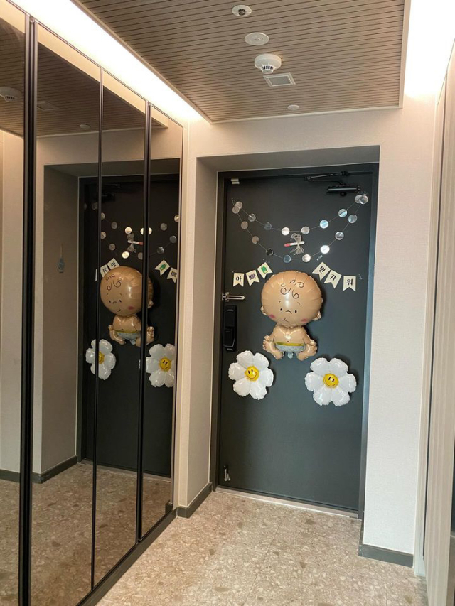 요즘 산모들은 임밍아웃도 쉬이 넘기지 않는다구! 가장 가까운 가족, 아빠에게 마저 이벤트를 준비하는 임산부들이 늘었다는 사실. 현관문을 들고 들어오면 짜잔! 임테기나 아기 인형을 붙여 놓음으로서