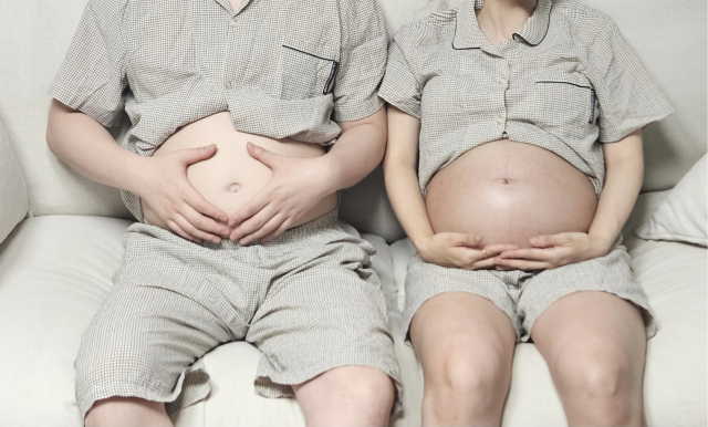 만삭사진 마저도 범상치가 않아. 스튜디오에 가서 거창하게 찍기 보다는 셀프 만삭 사진이 유행이라는 점! 다른 사람과 비슷하게 찍으면 재미 없잖아? 나보다 더 만삭 같은 남편의 똥배도 함께 찍어 보는 건 어때. 누구 배가 임산부 배일까?