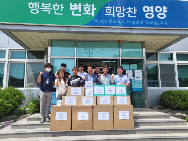 지난 25일 영양군 일월면사무소에서 지역 출향인 ㈜신성석기 박경문 대표의 후원품을 경로당으로 전달하기에 앞서 일월면체육회와 군 관계자들이 기념 촬영을 하고 있다. 영양군 제공