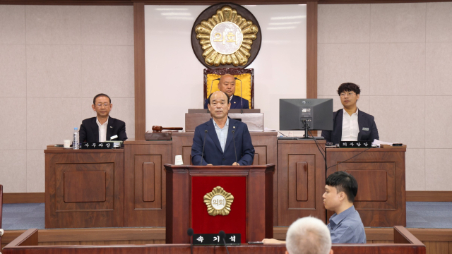 합천군의회 제공 제9대 합천군의회 후반기 의장으로 선출된 정봉훈 의원이 당선 수락 인사를 하고 있습니다.