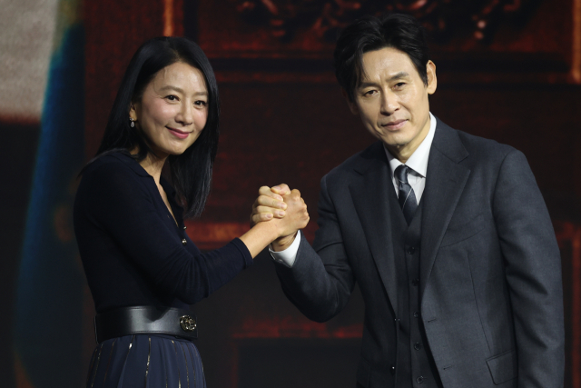 배우 김희애, 설경구가 25일 서울 종로구 JW 메리어트 동대문 스퀘어 서울에서 열린 넷플릭스 시리즈 