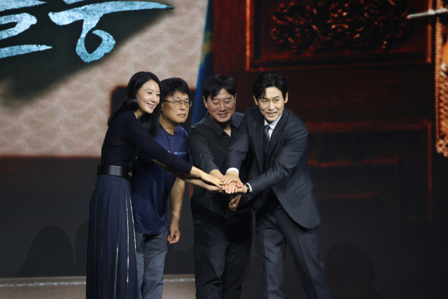 배우 김희애(왼쪽부터), 박경수 작가, 김용완 감독, 배우 설경구가 25일 서울 종로구 JW 메리어트 동대문 스퀘어 서울에서 열린 넷플릭스 시리즈 