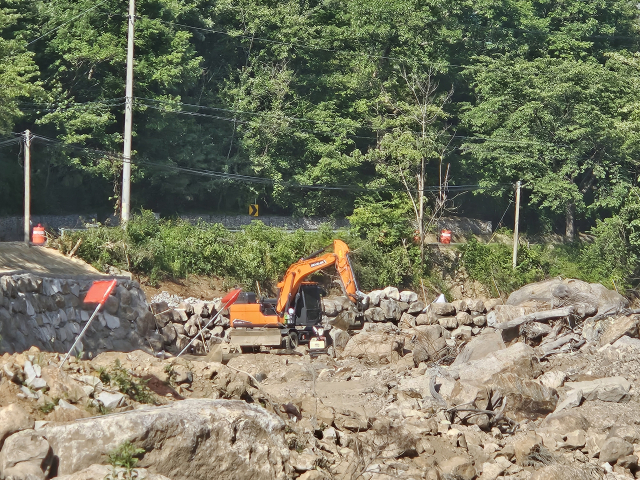 지난 11일 찾은 경북 예천군 효자면 명봉리 수해 복구 현장. 지난해 호우 피해가 컸던 예천군에선 도로 곳곳에