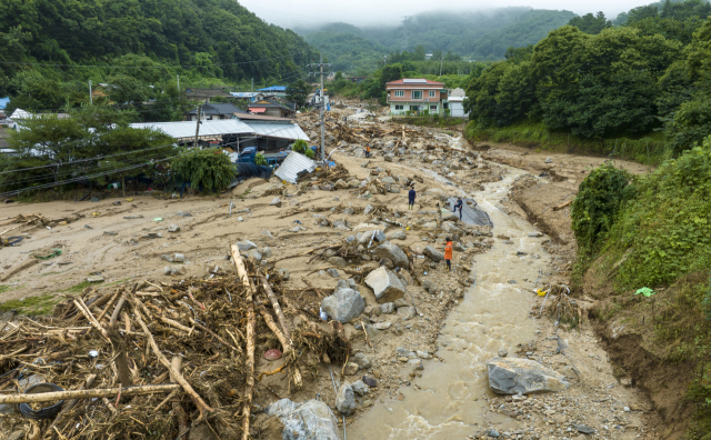 지난해 7월 15일 경북 예천군 효자면의 한 마을이 산사태로 인해 토사가 축사 지붕밑까지 차올라 있다. 매일신문 DB