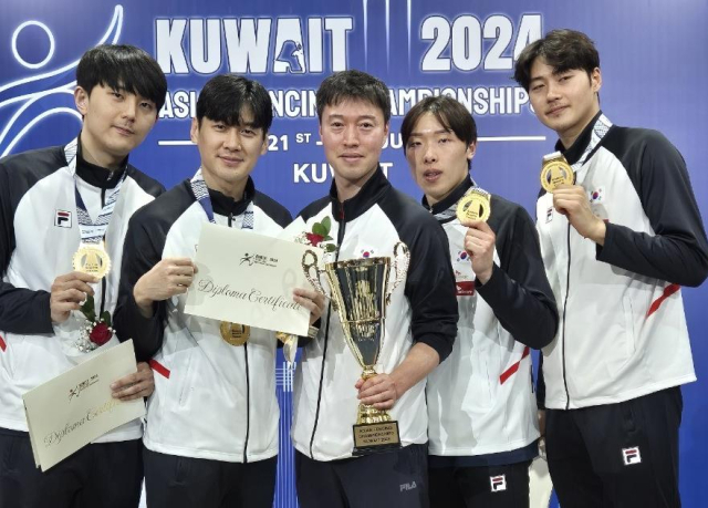 지난 25일(현지시간) 쿠웨이트 웨이트시티에서 열린 2024 아시아선수권대회 단체전에서 우승을 차지한 하한솔(성남시청·왼쪽부터), 구본길(국민체육진흥공단), 원우영 감독, 박상원(대전광역시청), 오상욱(대전광역시청)이 기념 촬영하고 있다. 연합뉴스