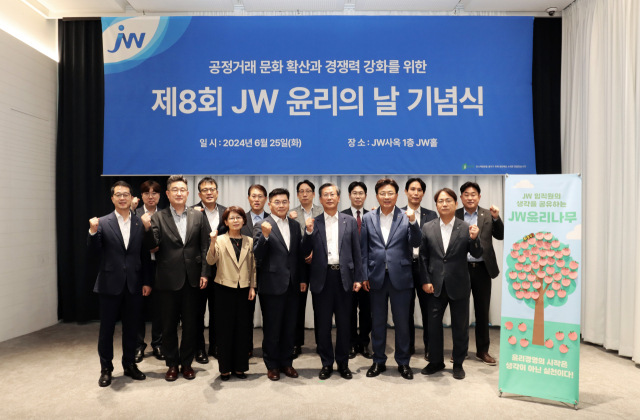 차성남 JW홀딩스 대표이사(앞줄 오른쪽 셋째)와 JW중외제약, JW신약, JW생명과학, JW메디칼 등 각사 대표이사(자율준수위원) 등을 비롯한 주요 임직원들이 기념촬영을 하고 있다.
