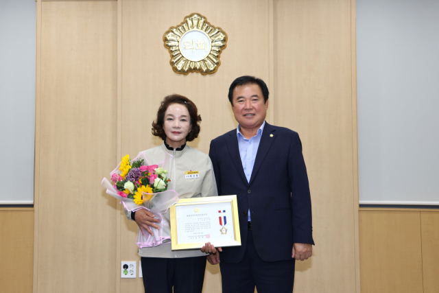 청송군의회 박신영 의원(사진 왼쪽)이 대한민국지방의정봉사상을 받은 뒤 권태준 의장과 기념 사진을 찍는 모습. 청송군의회 제공