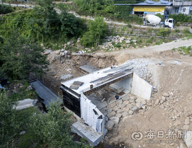 지난해 7월 유례없는 극한호우로 다수의 사망자가 발생한 예천군 백석리 하천 다리 유실 현장을 약 1년 만에 찾은 26일 복구 공사가 진행 중이다. 안성완 기자 asw0727@imaeil.com