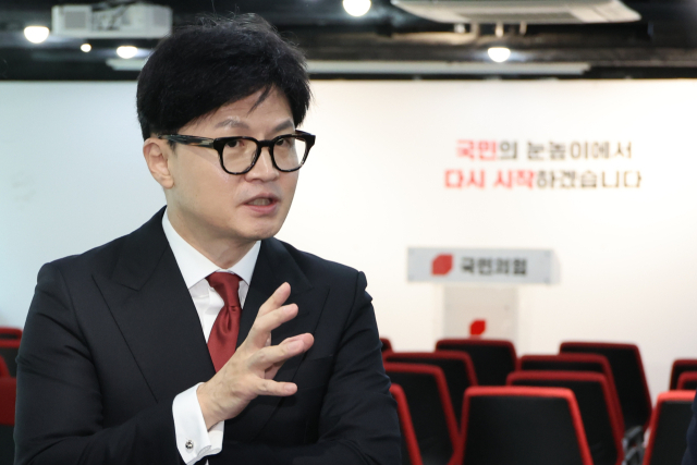 국민의힘 당권주자인 한동훈 전 비상대책위원장이 지난달 25일 오전 서울 여의도 당사에서 7·23 전당대회 당대표 후보자 등록을 마친 뒤 관계자들과 대화하고 있다. 연합뉴스