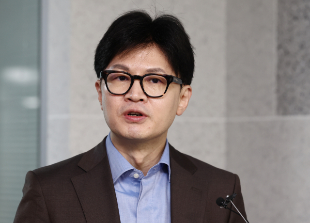 국민의힘 당권주자인 한동훈 전 비상대책위원장이 26일 오전 서울 여의도 국회 의원회관에서 취재진의 질문에 답변하고 있다. 연합뉴스
