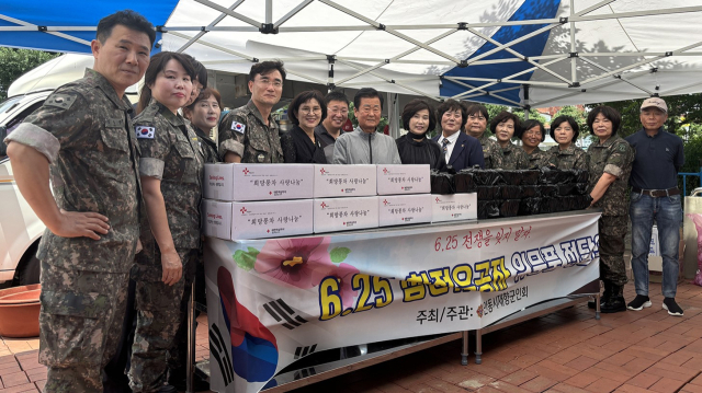 안동시재향군인회는 참전 유공자들에게 삼계탕과 빵을 전달했다. 안동시 제공