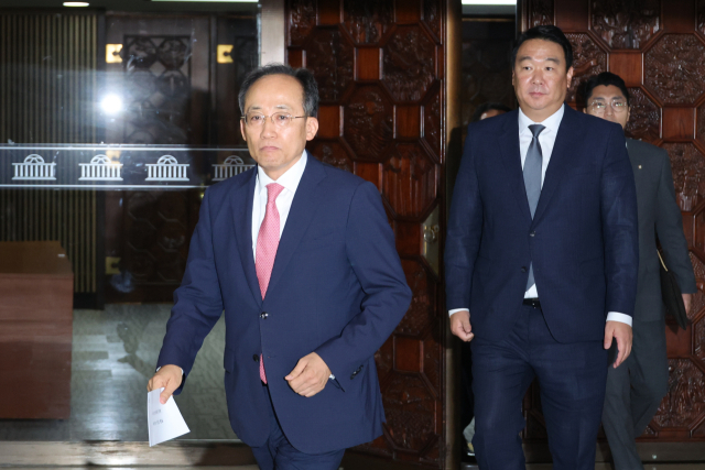 국민의힘 추경호 원내대표가 24일 오전 국회에서 비공개 의원총회를 마친 뒤 나오고 있다. 이날 의원총회에서 국민의힘은 더불어민주당이 여당 몫으로 남겨둔 7개 상임위원장 자리를 수용하기로 했다. 연합뉴스