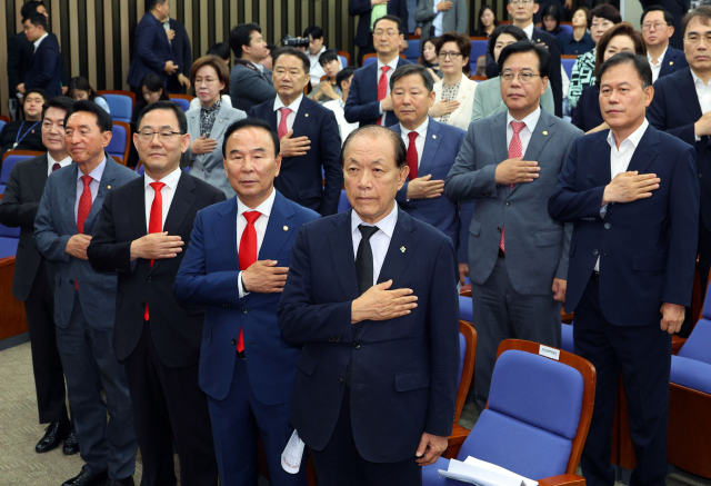 국민의힘 황우여 비상대책위원장이 27일 오전 국회에서 열린 제22대 국회 전반기 당 국회부의장·상임위원장 후보자 선출 의원총회에서 국민의례를 하고 있다. 연합뉴스