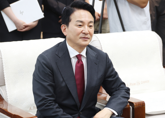 원희룡 전 국토교통부 장관이 26일 대구시 산격청사에서 홍준표 대구시장과 만나 대화하고 있다. 연합뉴스