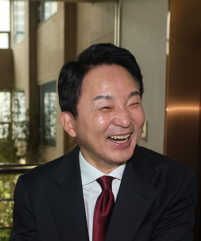 국민의힘 7·23 전당대회 당권주자인 원희룡 전 국토교통부 장관이 27일 오전 부산 연제구 부산시청을 방문해 박형준 부산광역시장과 악수하고 있다. 연합뉴스