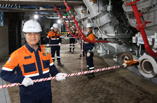 장인화 포스코그룹 대표이사 회장이 27일 포항제철소 4고로 풍구에 화입을 하고 있다. 포스코그룹 제공.