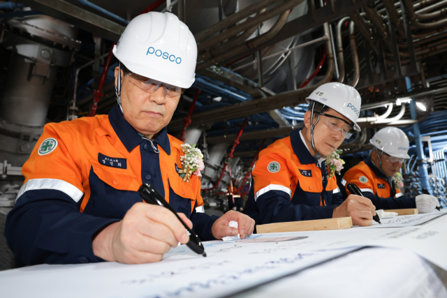 포스코가 27일 포항제철소 4고로 화입 행사를 진행했다. 포스코그룹 제공.