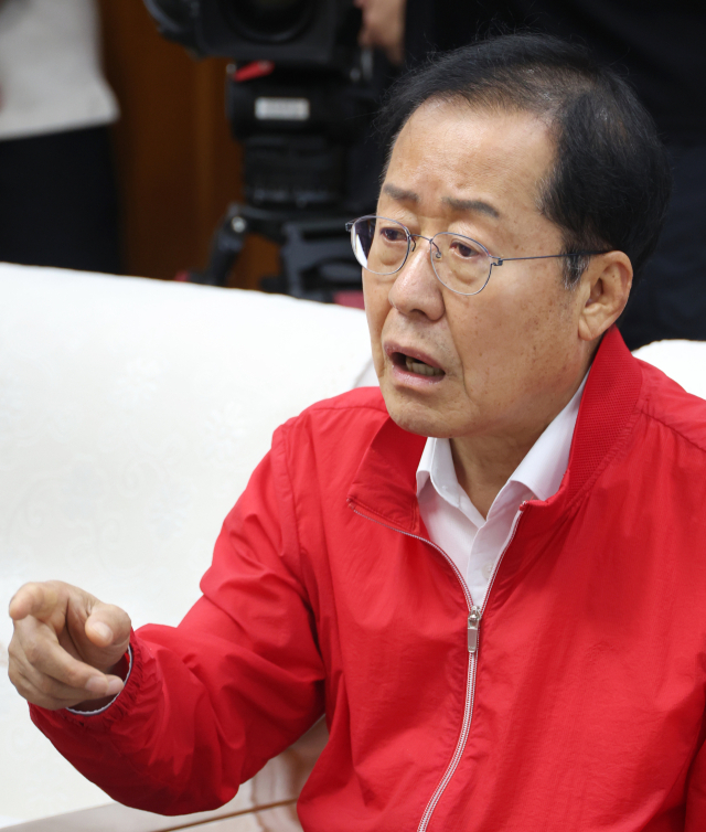 홍준표 대구시장이 지난 26일 대구시 산격청사에서 국민의힘 당권주자인 원희룡 전 국토교통부 장관과 만나 대화하고 있다. 연합뉴스