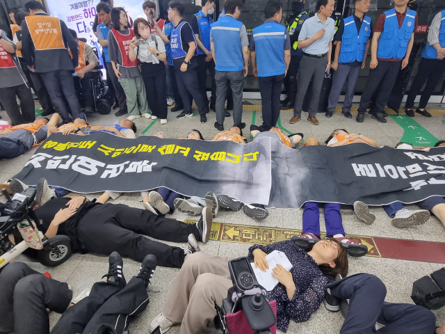 27일 열린 대구장애인차별철폐연대 출범 1주년 기자회견에서 참가자들이 바닥에 드러눕는 다이인(Die-in)행동에 나섰다. 환경, 인권, 정치 문제 등 다양한 분야에서 사회문제로 인해 억압받고 고통받는 사람들을 상징적으로 표현하는 것이다. 김유진 기자