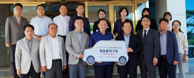 왼쪽 세번째부터 손병일 경북모금회 사무처장, 신현국 문경시장, 송명선 문경축산농협조합장이 차량을 전달하며 기념촬영을 하고 있다.