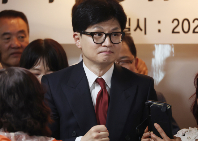 국민의힘 당권주자인 한동훈 전 비상대책위원장이 27일 대구 서구 김상훈 의원 지역구 사무실 건물 한 회의실에서 당원들과 만나고 있다. 연합뉴스