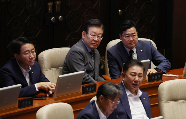 더불어민주당 이재명 전 대표(가운데)와 박찬대 당대표 직무대행 겸 원내대표가 27일 국회부의장, 상임위원장 선거 투표 등을 하는 국회 본회의장에 자리하고 있다. 연합뉴스