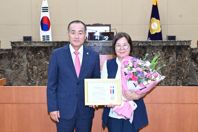 양은숙(오른쪽) 대구 달성군의원이 27일 대구시 구·군의회 의장협의회가 수여하는 지방의정 봉사상을 수상했다. 대구 달성군의회 제공.