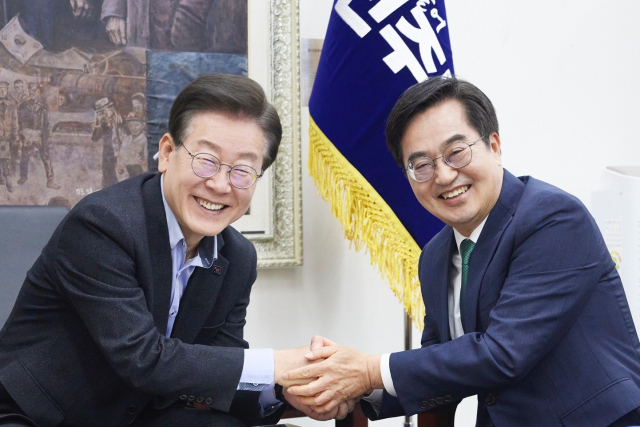 김동연 경기도지사가 3일 서울 여의도 국회 더불어민주당 대표실에서 이재명 대표를 만나 악수하며 기념 촬영을 하고 있다. 2024. 6. 3 [경기도 제공. 재판매 및 DB 금지] 연합뉴스