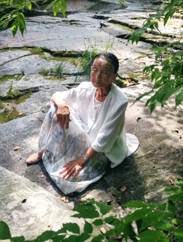 여름날 거창 북상의 한 계곡에서 피서를 즐기시는 어머니(김영희). 문현숙 씨 제공