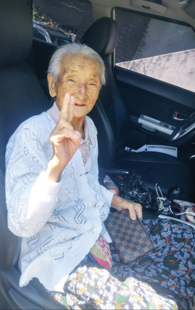 어머니(김영희)가 차를 타고서 환하게 웃는 모습. 문현숙 씨 제공