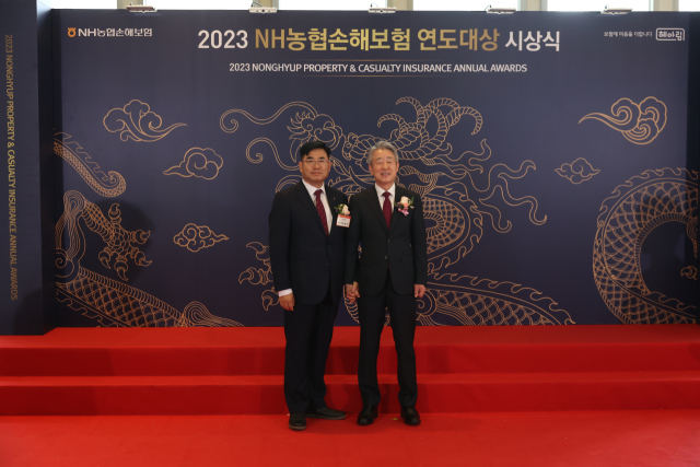 박배은(왼쪽) 대구 군위축협 조합장이 NH농협손해보험 연도대상에서 우수상을 수상하고, 기념 사진을 촬영하고 있다. 군위축협 제공
