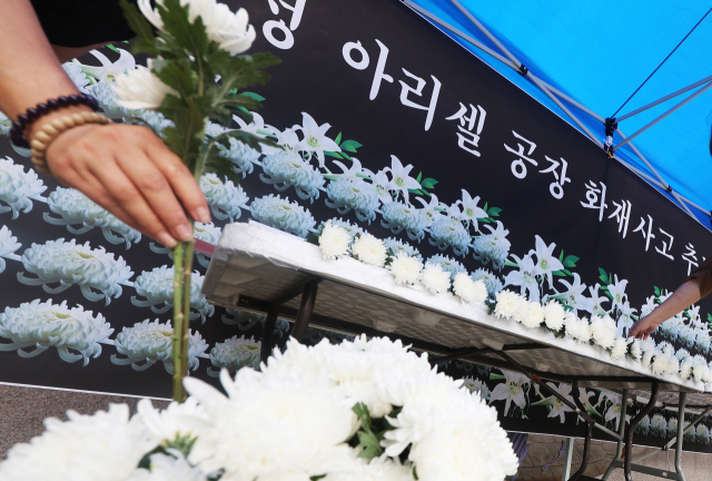 27일 경기도 안산시 단원구 다문화공원에 설치된 화성 아리셀 공장 화재 사고 추모 분향소에서 추모객이 희생자들을 추모하고 있다. 전국에서 다문화 인구가 가장 많은 안산시 단원구 원곡동에 마련된 이 분향소는 화성공장화재이주민공동대책위원회가 이날 오후 설치했다. 연합뉴스