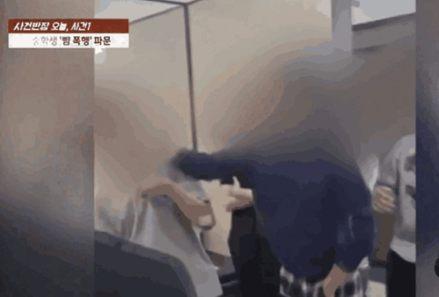 울산의 한 중학교 학생이 동급생의 뺨을 수차례 때리는 모습. JTBC 사건반장 캡처