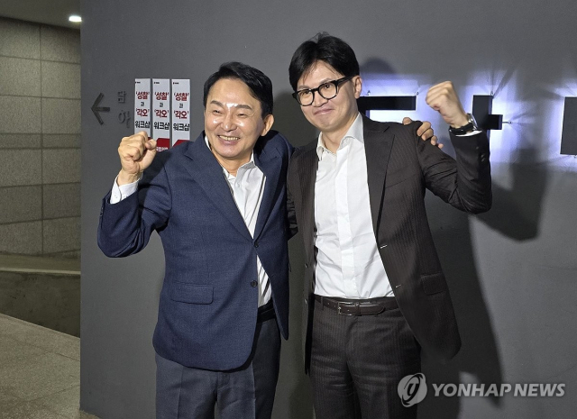 어제의 동지가 오늘의 당 대표 경선 경쟁자가 된 원희룡 전 국토부장관과 한 전 위원장. 자칫 두 후보의 성을 합친 원한 관계가 될 수도 있다. 그것이 정치다. 연합뉴스