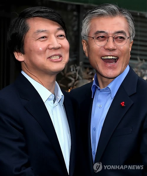 의사 겸 벤처 기업가로 정치판에 뛰어들어 대선주자 반열에 올라 우여곡절을 겪은 안철수 국민의힘 의원. 문재인 전 대통령과 2017년 단일화 당시 모습. 연합뉴스