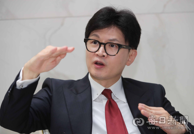 국민의힘 당 대표 선거에 출마한 한동훈 전 비상대책위원장이 27일 오후 대구 호텔수성에서 매일신문과 인터뷰를 하고 있다. 정운철 기자 woon@imaeil.com