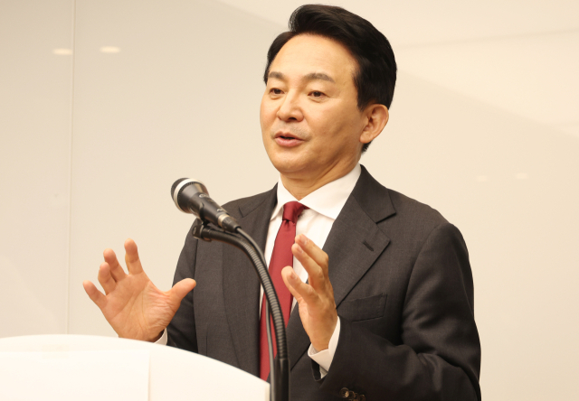 원희룡 전 국토교통부 장관이 26일 대구시 산격청사에서 홍준표 대구시장을 만난 뒤 기자들의 질문에 답하고 있다. 연합뉴스