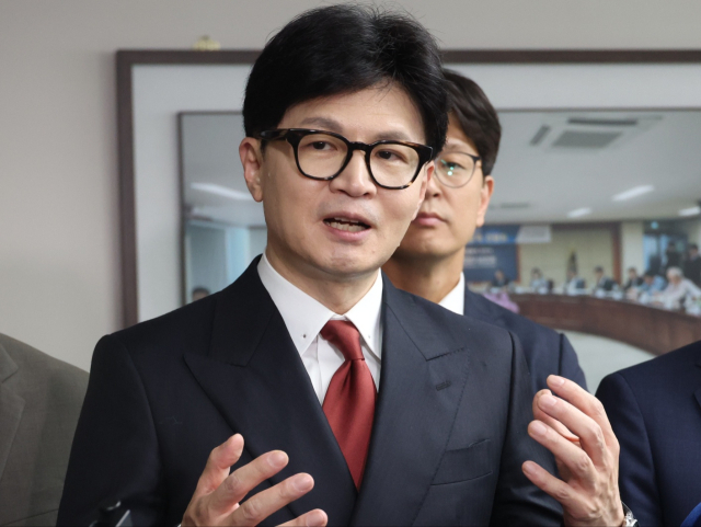 국민의힘 당권주자인 한동훈 전 비상대책위원장이 지난 27일 대구 서구 김상훈 의원 지역구 사무실 건물 한 회의실에서 당원들을 만난 뒤 기자들과 질의응답하고 있다. 연합뉴스