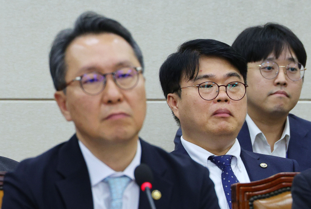 임현택 대한의사협회 회장이 26일 오후 국회 보건복지위원회 전체회의장에서 열린 의료계 비상상황 관련 청문회에 출석해 의원 발언을 듣고 있다. 왼쪽은 박민수 보건복지부 2차관. 연합뉴스