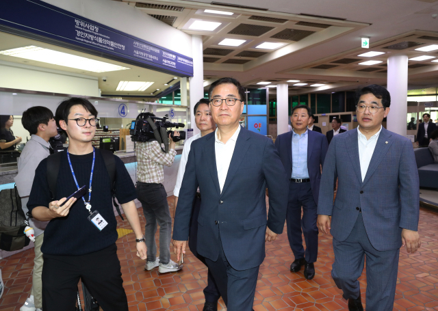 국민의힘 과학기술정보방송통신위원회 최형두 간사가 28일 오전 경기 과천시 정부과천종합청사 민원실로 향하고 있다. 연합뉴스