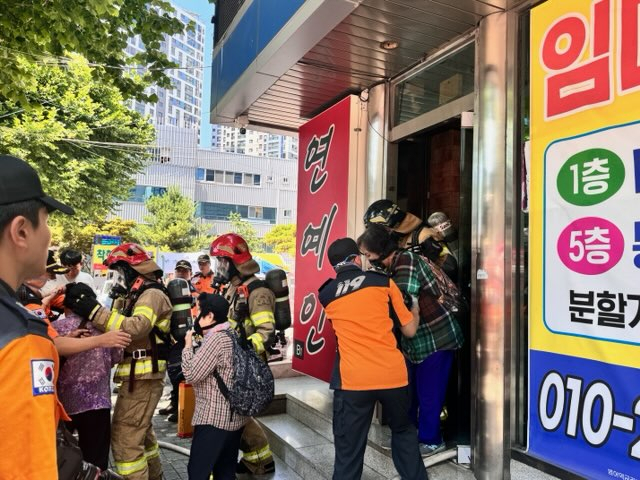28일 오후 대구 동구 신천동에 위치한 6층 건물에서 화재가 발생했다. 현장에 출동한 소방대원들이 건물 내부에 있던 시민들에게 보조 공기호흡기 마스크를 씌어 구조하고 있다. 대구동부소방서 제공