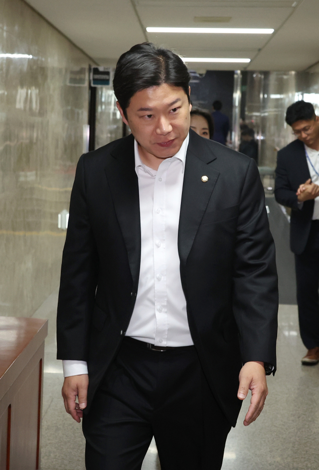 국민의힘 진종오 의원이 5일 오후 국회에서 열린 의원총회에 참석하고 있다. 연합뉴스