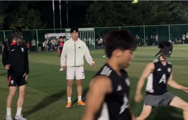 서울의 한 축구장에서 목격된 손흥민. 온라인 커뮤니티 캡처