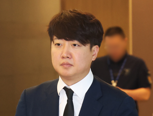 개혁신당 이준석 의원이 지난 28일 경기도 화성시청에 설치된 아리셀 공장 화재 사고 추모 분향소에서 희생자들을 추모하고 있다. 연합뉴스