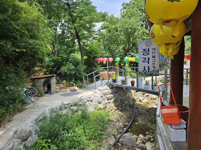 경주시 외동읍 녹동리에 있는 정각사는 치술령산의 녹음과 사찰 옆으로 흐르는 작은 개울이 어우러져 경관이 빼어나지만, 여름마다 집중호우와 태풍으로 시름이 깊은 곳이기도 하다. 윤정훈 기자