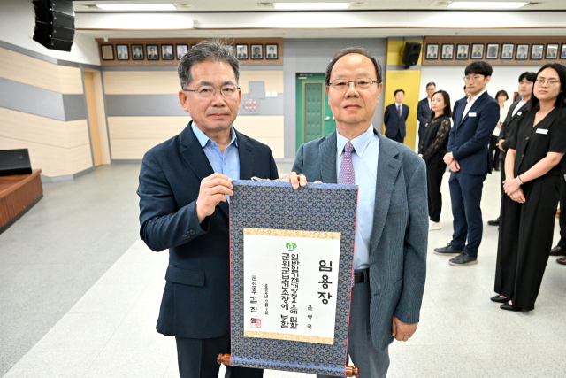 김진열(왼쪽) 대구 군위군수가 윤영국(오른쪽) 전 경북대 의대교수를 보건소장에 임명하고, 기념 사진을 촬영하고 있다. 군위군 제공