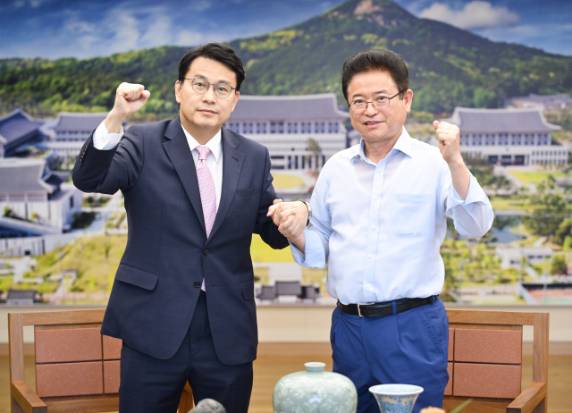 윤상현 후보가 28일 경북도청을 방문해 이철우 경북도지사를 만났다. 윤상현 캠프 제공