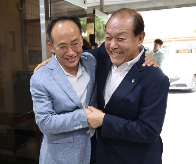 국민의힘 황우여 비상대책위원장이 28일 오후 서울 여의도의 한 식당에서 추경호 원내대표와 만찬회동을 하기 위해 만나 반갑게 포옹하고 있다. 국민의힘은 사의를 표명했던 추 원내대표에 대해 의원총회를 열어 재신임을 의결한 바 있다. 연합뉴스